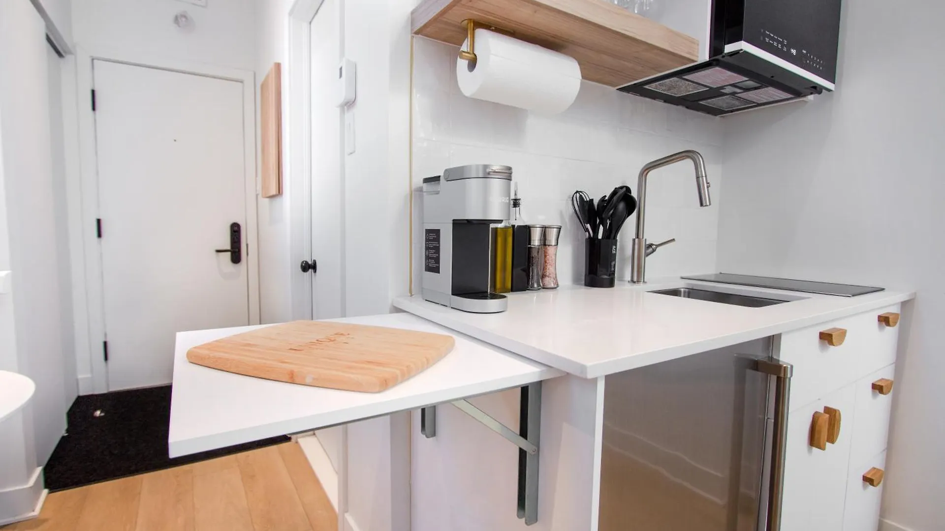 Studio #16 - Self Check-In - Plateau - St-Denis Montreal