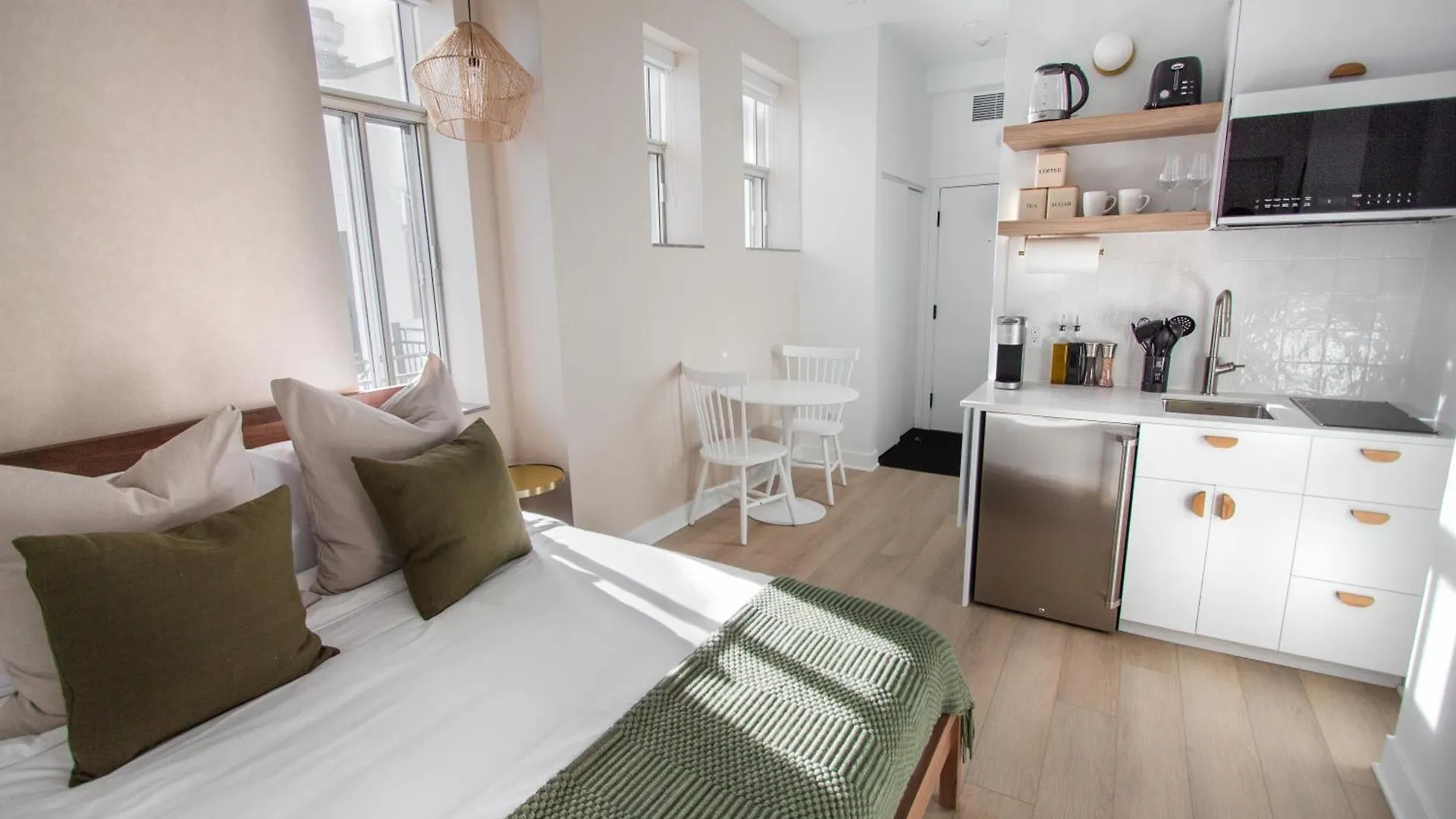 Studio #16 - Self Check-In - Plateau - St-Denis Montreal